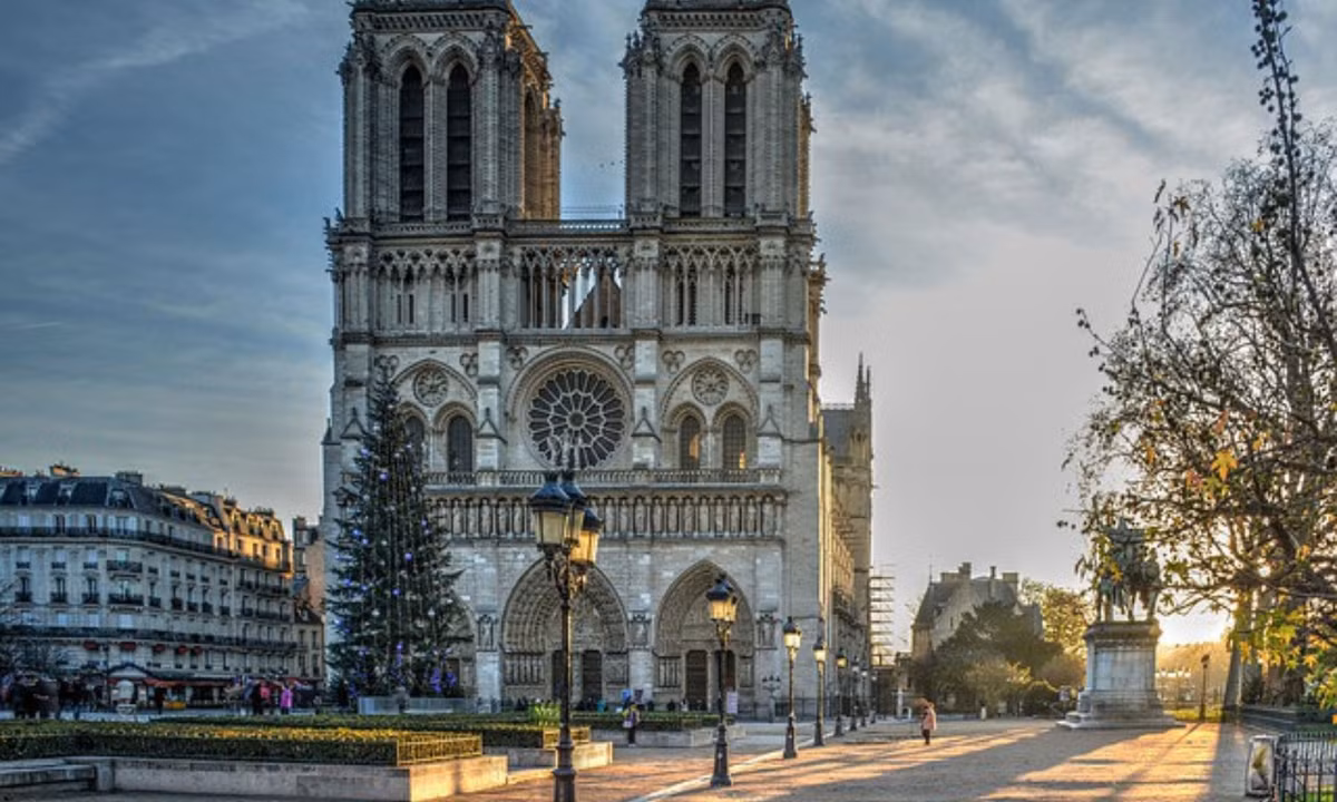 Vị trí tọa lạc của nhà thờ nằm ở điểm trung tâm của thành Phố Paris và của cả nước Pháp, hay còn được gọi là "Cây số không". Có nghĩa là mọi khoảng cách đến một vị trí địa lý ở Pháp đều được tính từ điểm trung tâm này. (Nguồn: Vietnammoi.vn)