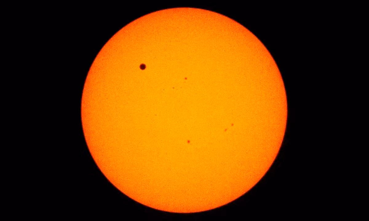 3. Transit of Venus – hiện tượng sao Kim di chuyển qua đĩa Mặt trời: trong khoảng thời gian này, con người ở Trái Đất sẽ nhìn thấy một chấm đen ở trong đĩa Mặt Trời. Theo các nhà khoa học, sự kiện này thường xảy ra theo chu kỳ 8 năm/1 lần và vị trí của sao Kim trên đĩa Mặt Trời liên tục bị thay đổi. (Nguồn: Explaining Science) 