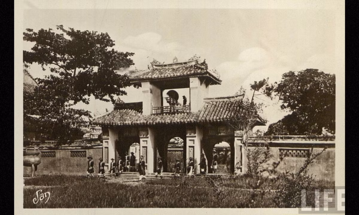 Cánh cổng bên phải Hiển Lâm Các, nhìn từ sân trước Thế Miếu trong Hoàng thành Huế. (Nguồn: Life)