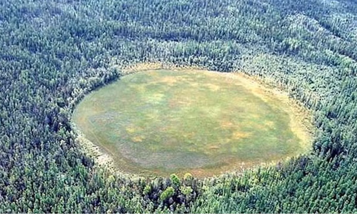 Vào ngày 30 tháng 6, một vụ nổ cực lớn đã diễn ra tại Tunguska, một vùng hẻo lánh tại vùng hoang dã xứ Siberian. 500.000 mẫu vuông (hơn 2000 km­2) đất đai đã hoàn toàn bị phá hủy. Sức nổ dự tính bằng 15 megaton thuốc nổ TNT. (Nguồn: RGO)