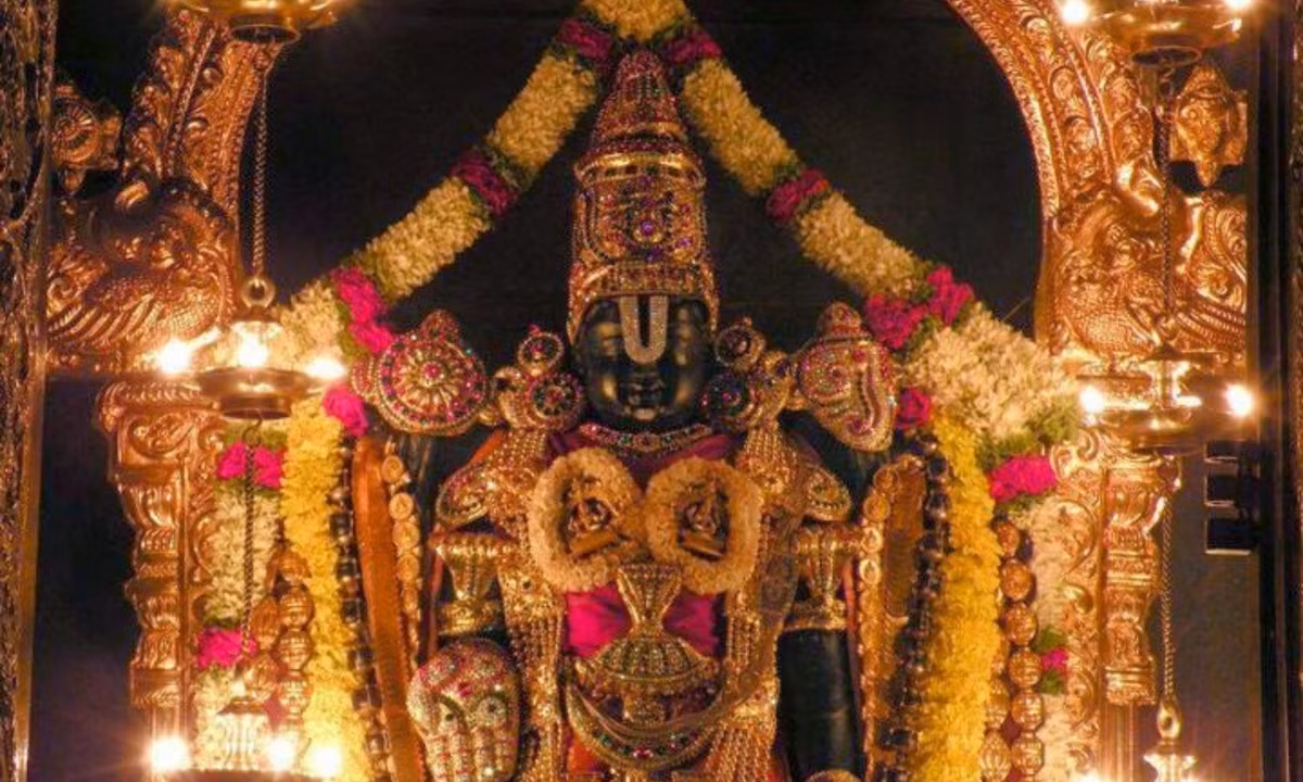 Trong một diễn biến khác, ông Devdutt Pattanaik - chuyên gia nghiên cứu đạo Hindu, cho rằng việc người dân tiến cúng vào các ngôi đền vì nghĩ của cải mà họ có được là một ân sủng của các vị thần, vì thế họ phải trả một phần số của cải ấy cho các vị thần thông qua những ngôi đền tại nơi đây. (Nguồn: TemplePurohit) 