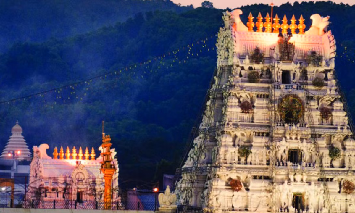Theo quỹ tín thác TTD tiết lộ, thánh địa Venkateswara sở hữu hơn 10 tấn vàng gửi; ngoài ra còn có 2,5 tấn trang sức và 20 tỷ USD tiền gửi ngân hàng cùng với 960 bất động sản trải dài khắp Ấn Độ. (Nguồn: Daiwik Hotel)