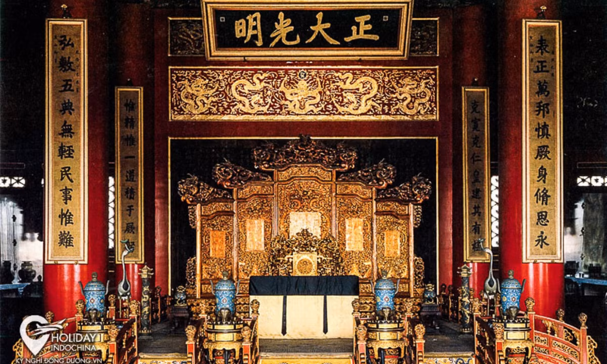 Cũng không ít người cho rằng họ nhận phải lời nguyền từ chiếc ghế rồng khi ngồi lên. Cho tới nay các ý kiến trái chiều vẫn liên tục nổ ra và đều không có kiểm chứng, càng làm tăng thêm sự bí ẩn xoay quanh chiếc ngai vàng này. (Nguồn: alongwalker.co)