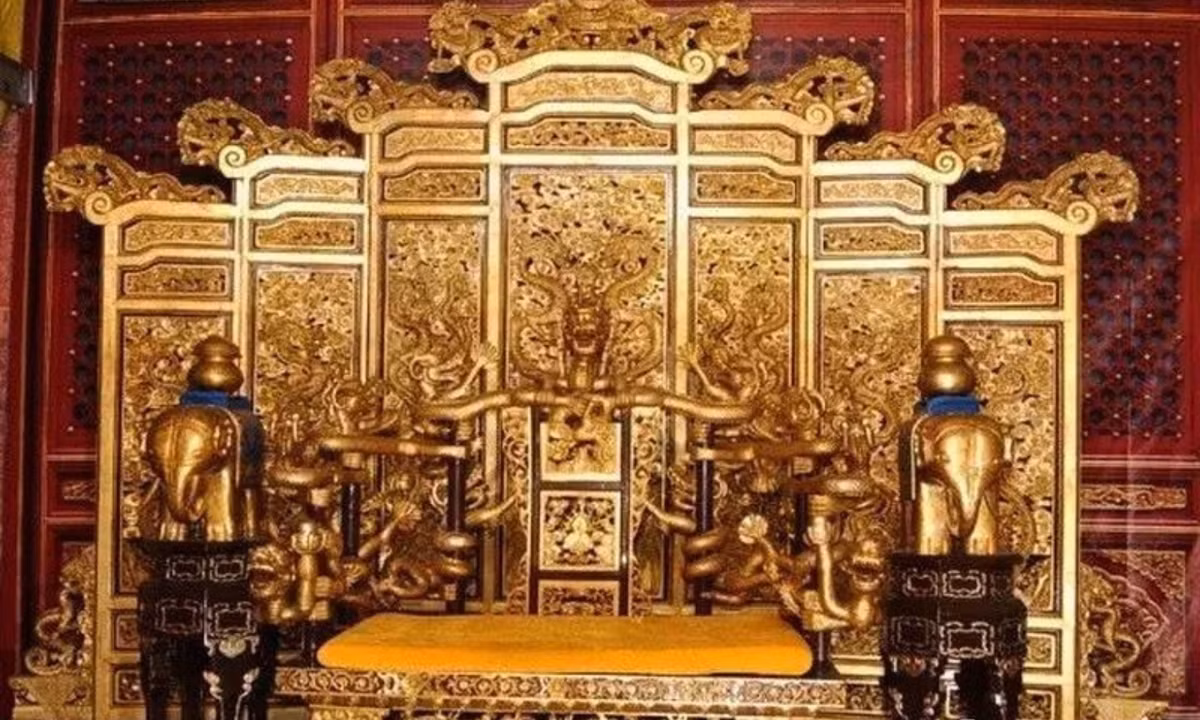 Người thứ hai là Viên Thế Khải. Viên Thế Khải sau khi uy hiếp được hoàng đế nhà Thanh thoái vị, tìm mọi cách đăng cơ làm hoàng đế ( lúc đó gọi là Đại tổng thống lâm thời) nhưng chỉ trong 83 ngày, sau đó cũng chết một cách bí hiểm. (Nguồn: Vietnam Daily)