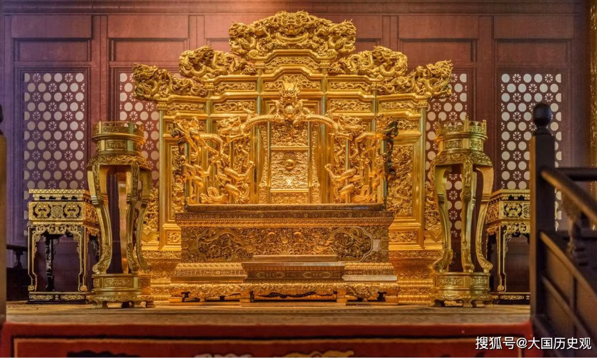  Chiếc ghế rồng dưới đây là một điển hình với những lời đồn về sự kỳ quái của nó. Đó chính là ngai vàng của bậc đế vương nằm trong điện Thái Hòa. Đã từng có 3 nhân vật nổi tiếng chết bởi chiếc ghế này. (Nguồn: DanViet)