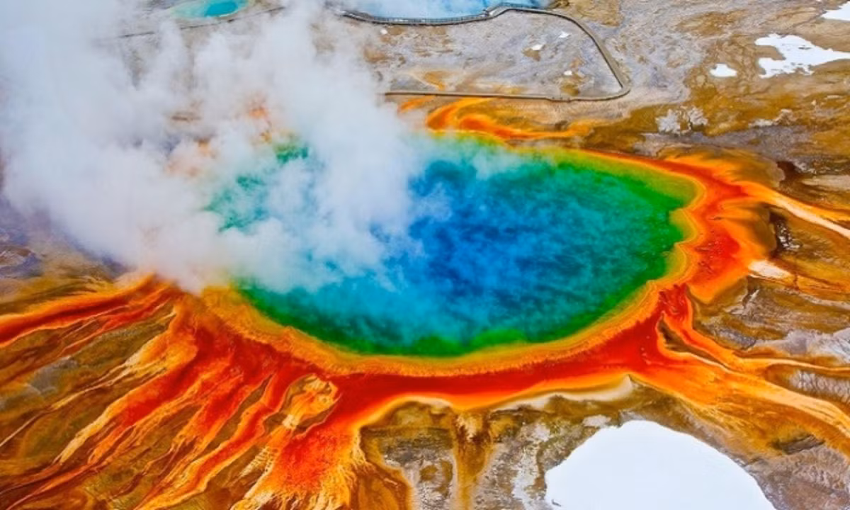 1. Phun trào núi lửa Yellowstone – 640.000 năm trước: toàn bộ công viên quốc gia Yellowstone là một ngọn núi lửa đang hoạt động dưới chân du khách. Ba vụ phun trào mạnh 8 độ richter đã làm rung chuyển khu vực cách đây 2,1 triệu năm, cách đây 1,2 triệu năm và gần đây nhất là 640.000 năm trước. (Nguồn:VnExpress)