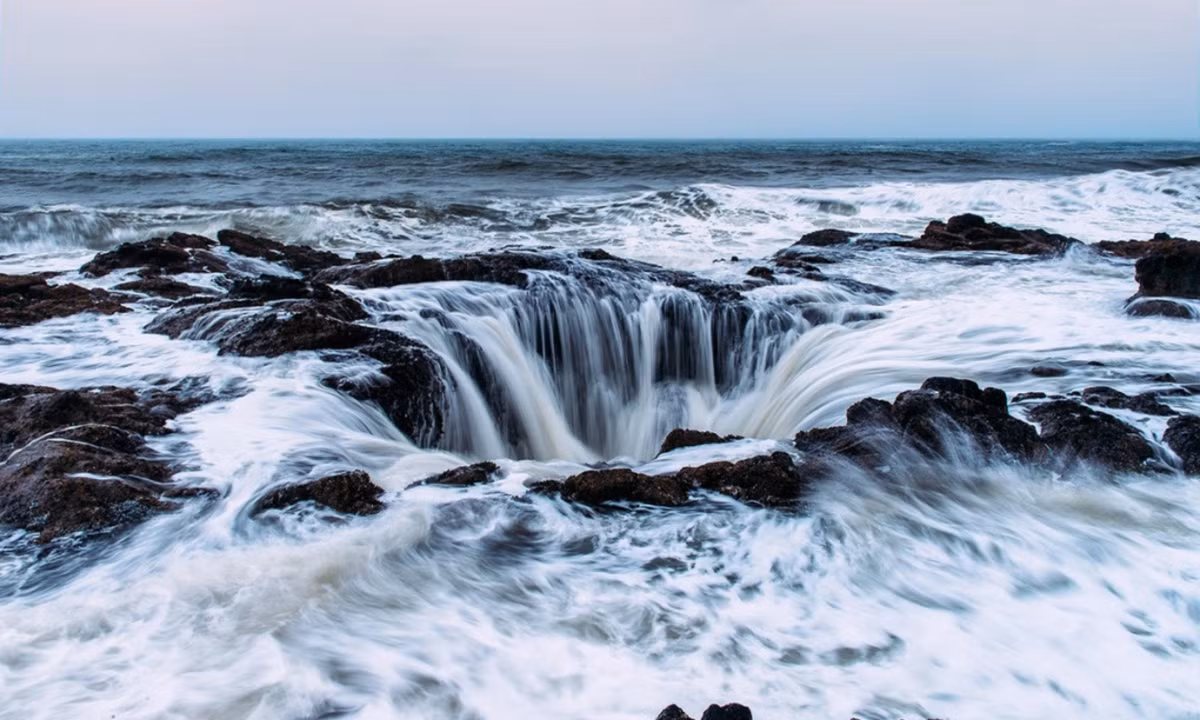 3. Giếng thần Thor, Oregon, Mỹ: lấy tên của thần sấm Thor trong thần thoại Bắc u, đây là một hố sụt tự nhiên hình cái phễu nằm ở mũi Perpetua. Nó còn được gọi là cánh cổng đến thế giới dưới lòng đất. Bình thường, hố trống rỗng hoặc lấp đầy nước. (Nguồn: VnExpress)