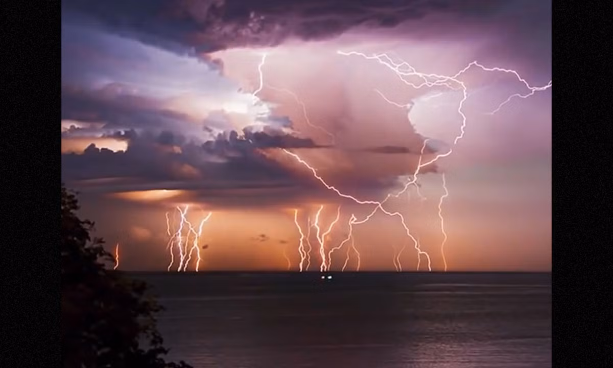 7. Marcaibo - vùng bão sét bất tận: Một cơn bão sét xuất hiện liên tục và không ngừng trên sông Catatumbo, phía tây Venezuela. Trong khoảng 260 đêm/năm, bắt đầu từ 7 giờ tối, sấm sét đánh vào đây trong 10 giờ sau đó với tần suất 28 tia mỗi phút. Trong nhiều năm, không ai có thể đưa ra lời giải thích hợp lý cho trường hợp kỳ lạ này. (Nguồn: Báo Giao Thông)