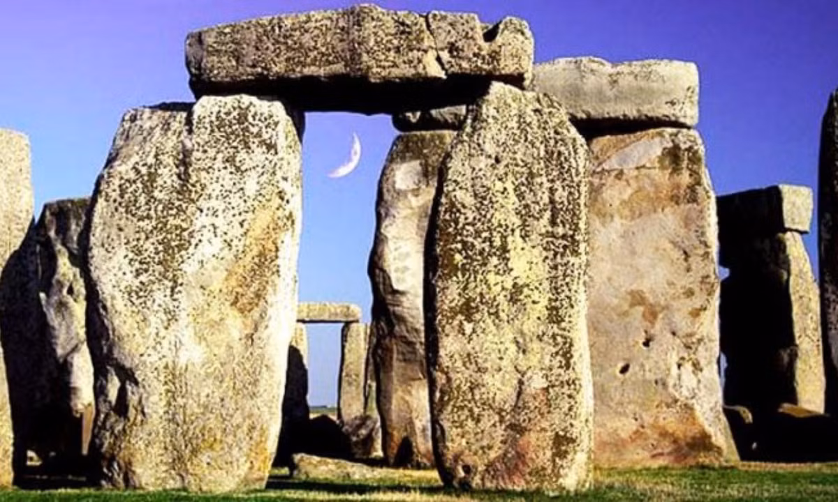 Nhưng khi các nhà nghiên cứu Anh khai quật được hơn 50.000 mảnh xương của 63 người ở Stonehenge. Thông qua kiểm tra, các chuyên gia xác định được những thi thể là của cả đàn ông, phụ nữ và cả trẻ nhỏ.