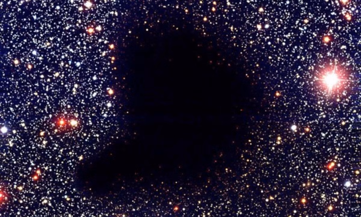 2. Khoảng trống khổng lồ (the Giant Void): khoảng trống hầu như không chưa vật chất hoặc Vật chất tối. Ánh sáng có thể xuyên qua Khoảng trống dù các nhà khoa học tin rằng nó chứa Năng lượng tối. (Nguồn: Internet)