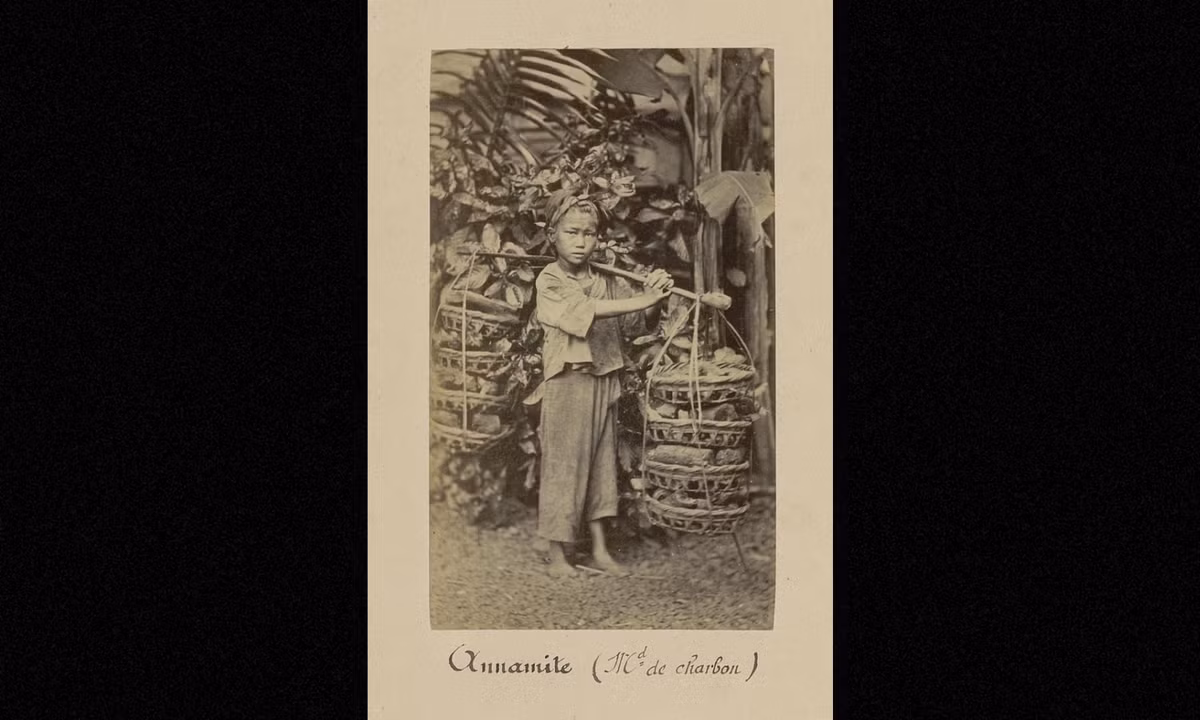Cậu bé bán than dạo. (Nguồn: Émile Gsell)