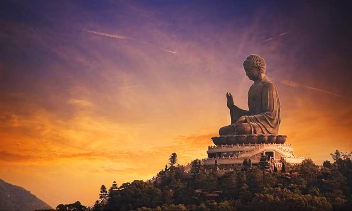 9. Tượng Phật Tian Tan: là Tượng phật lớn, được làm bằng đồng và hoàn thành xong năm 1993, bức tượng là nét chính của tu viện Po Lin, tượng trưng cho sự hài hòa giữa con người, thiên nhiên, dân tộc và tôn giáo. (Nguồn: Gody.vn)