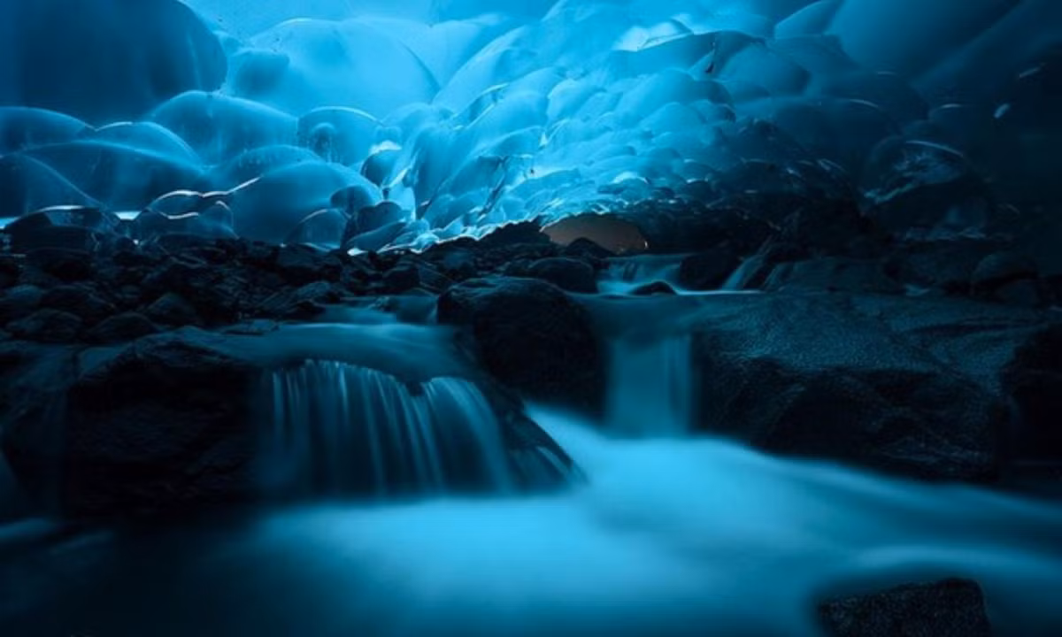 10. Hang động Mendenhall Glacier, Mỹ: Hang động băng đẹp nhất thế giới này là một phần của sông băng Mendenhall gần Juneau, Alaska. Hang động ngoạn mục được tạo ra từ sông băng do nước băng tan chảy. (Nguồn: TravelMag)