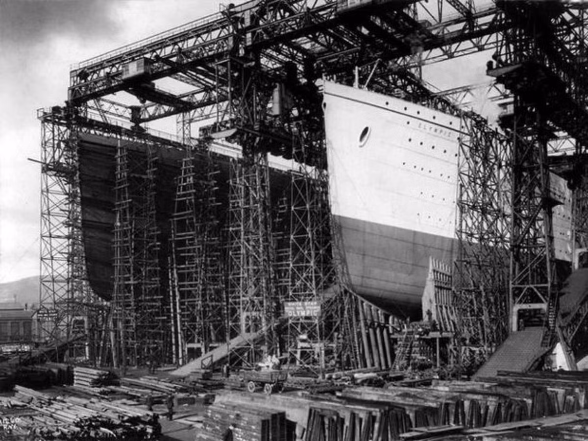 5. Con tàu Titanic đã gặp phải bi kịch ngay từ đầu: không phải đến lúc đâm vào tảng băng, Titanic mới cướp đi sinh mạng. Trước đó khá lâu, 8 người đã chết trong quá trình xây dựng con tàu. (Nguồn: vov.vn)