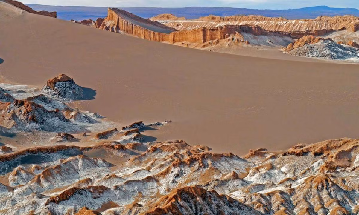 Thế nhưng trên sa mạc Atacama cằn cỗi và thiếu nước trầm trọng, vẫn có tới hơn 1 triệu cư dân đang sinh sống tại các thành phố ven biển, các làng chài và các thành phố trên ốc đảo.