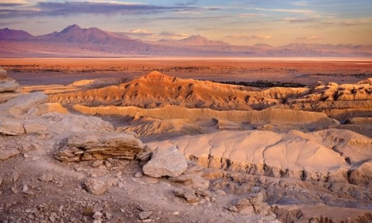 Lượng mưa trung bình của sa mạc Atacama chỉ có thể tính bằng milimet. Những phần của sa mạc như Iquique và Arica nhận được lượng mưa chỉ đạt 3 mm mỗi năm. (Nguồn: VOVTV)
