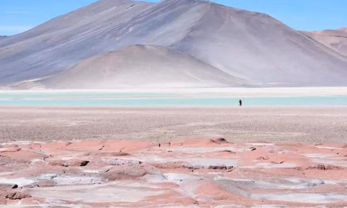 Dù sa mạc Atacama có những ngọn núi cao tới 6.885m nhưng chúng không hề có băng tuyết. Trong suốt thời kỳ băng hà, băng tuyết không hề tồn tại ở đây.