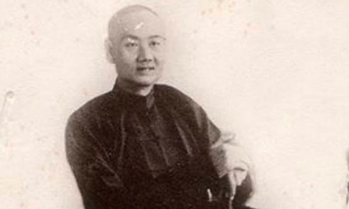 5. Quách Diệm (chú Quách): là vua gạo Chợ Lớn đất Sài Thành. Từ lúc bỏ tiền xây xong chợ Lớn, công việc làm ăn của chú ngày càng khấm khá, cùng với những nghệ thuật kinh doanh chẳng mấy lúc đã đưa chú Quách trở nên giàu có bậc nhất đất Sài thành. (Nguồn: tạp chí Doanh nghiệp Hội nhập)