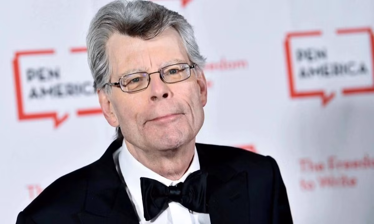 4. Stephen King - 400 triệu đôla Mỹ: là nhà văn viết truyện kinh dị thành công nhất trong lịch sử, sách của King đã bán được hơn 400 triệu bản trên toàn thế giới. Trong đó, nhiều phim có doanh thu phòng vé cực khủng như It (Chú hề ma quái),... (Nguồn: ledevoir.com) 