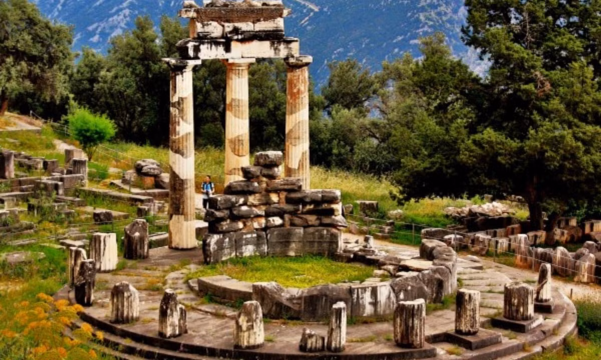 4. Đền thờ thần Athena ở Delphi: được xây dựng vào khoảng thế kỷ thứ VII trước công nguyên, đền thờ mang tầm vóc hùng vĩ, đặc trưng cho kiến trúc Doric. (Nguồn: odt.vn)