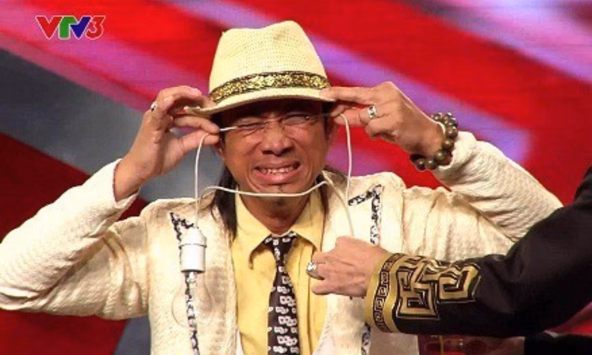 6. Người dẫn điện – Phan Hồng Nhựt: anh Nhựt được gọi là “người điện” có khả năng tiếp xúc và truyền dẫn điện mà không bị bất kỳ phản ứng nào. Năm 2014, anh tham gia cuộc thi Vietnam’s Got Talent (Tìm hiếm tài năng), khả năng đặc biệt của anh được nhìn nhận và khẳng định. Nguồn: 10Hay.
