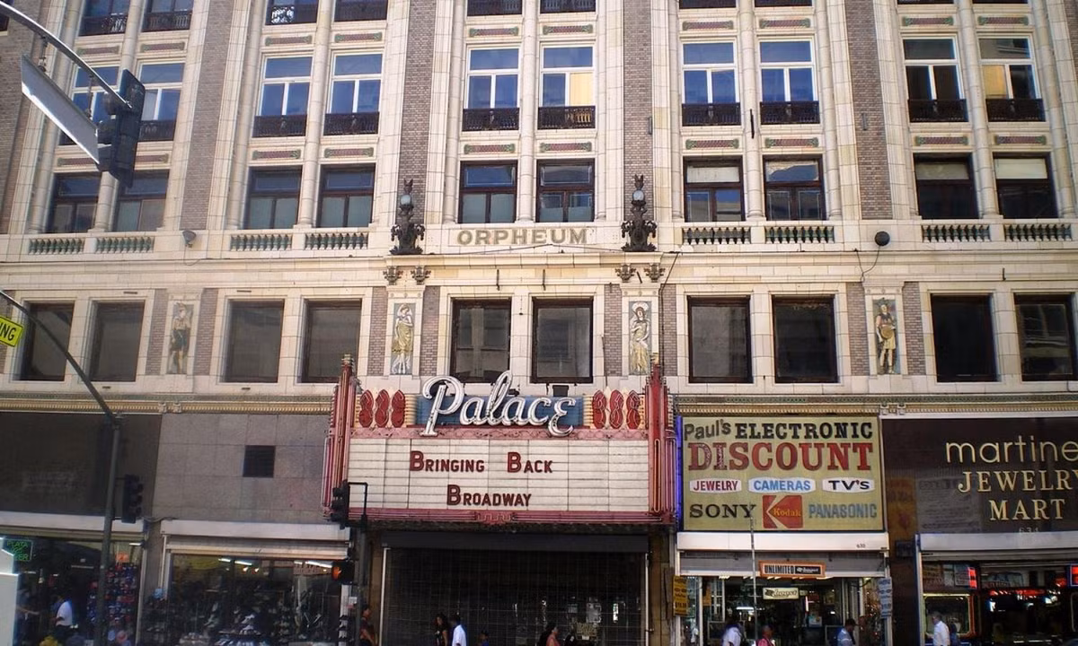 2. Nhà hát Palace, thành phố Los Angeles, Mỹ: là nhà hát lâu đời nhất ở Los Angeles. Chính tại đây, người ta thường xuyên nhìn thấy những "hồn ma" xuất hiện. Nơi đây có 3 hành lang, sau khi đã “gom” đủ khách sẽ bị khóa lại, “nội bất xuất, ngoại bất nhập”. (Nguồn: wikipedia.org) 