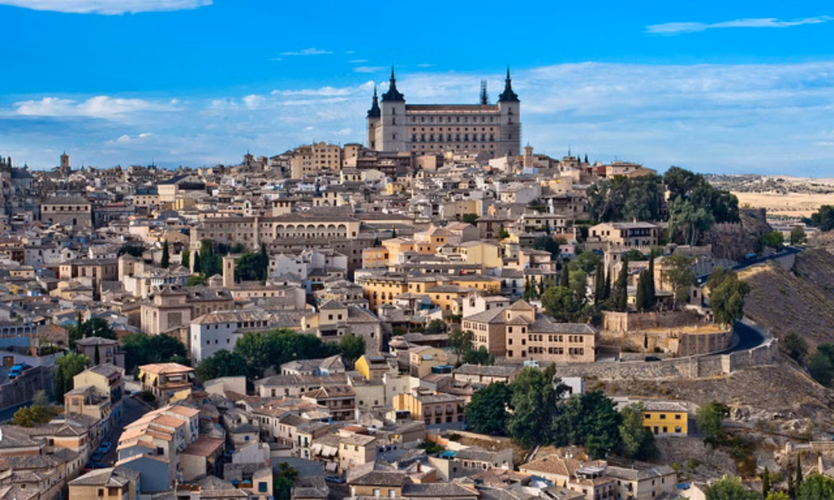 9. Toledo: là một trong những thủ đô cũ của Đế chế Tây Ban Nha. Thành phố Toledo có từ thời La Mã. Toledo là thủ đô của Đế chế Tây Ban Nha cho đến giữa những năm 1500 khi triều đình chuyển tới Madrid. 3 mặt của thành phố được bao bọc bởi sông Tajo và mặt thứ tư là hai bức tường thành từ thời Trung cổ. (Nguồn: Touropia)