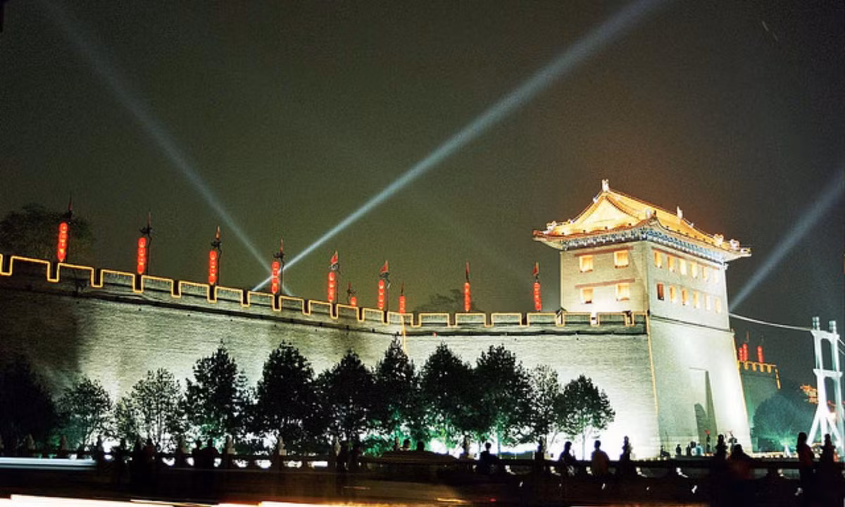 6. Tây An: là một trong những thành phố cổ nhất của Trung Quốc với bề dày lịch sử hơn 3.100 năm. Tường thành bao quanh Tây An được tái xây dựng vào thế kỷ 14 thời kỳ đầu Nhà Minh. Đây là một trong những bức tường thành lớn nhất của thế giới với bề rộng đủ cho 5 chiếc xe đạp đi qua. (Nguồn: Touropia)