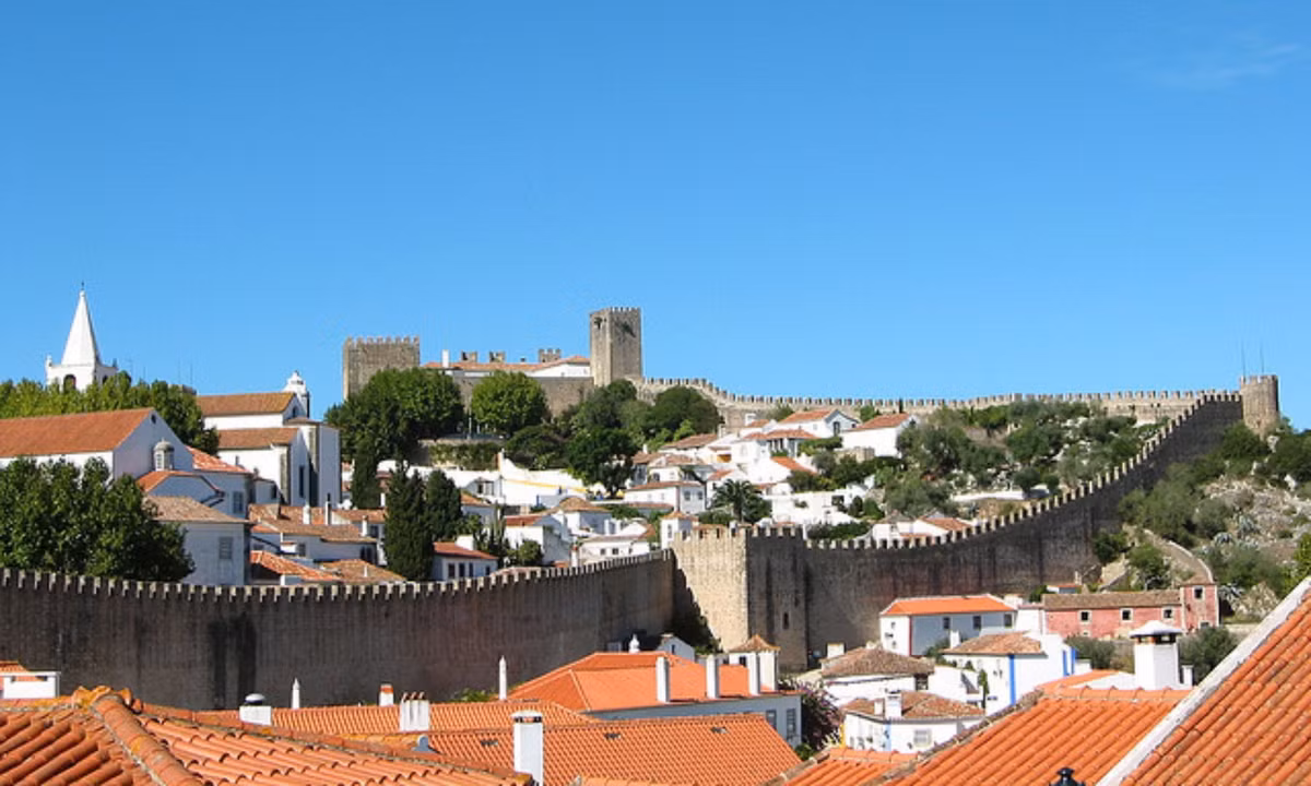 7. Óbidos: nằm trên đồi và được bao quanh bằng tường thành kiên cố. Vào thế kỷ thứ 8, người Moor đã lập nên một pháo đài trên đỉnh đồi. Năm 1148, Afonso Henriques, hoàng đế đầu tiên của Bồ Đào Nha, đã chiếm lấy pháo đài từ tay người Moor. Thành trì Óbidos và tường thành bao quanh làng được tu sửa vào thế kỷ 14. Tường được xây bằng đá vôi và đá cẩm thạch. (Nguồn: Touropia)