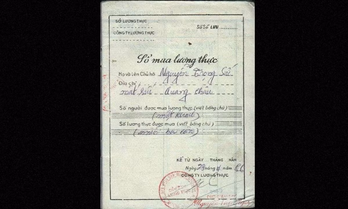 Đây là sổ mua lương thực (sổ gạo), hồi ấy viên chức Nhà nước được cấp sổ để mua một lượng gạo nhất định trong 1 tháng. Thuật ngữ "trông như mất sổ gạo" xuất hiện trong thời kỳ này. Mất sổ gạo còn khủng khiếp hơn cả... mất tiền. (Nguồn: Tiền Phong)