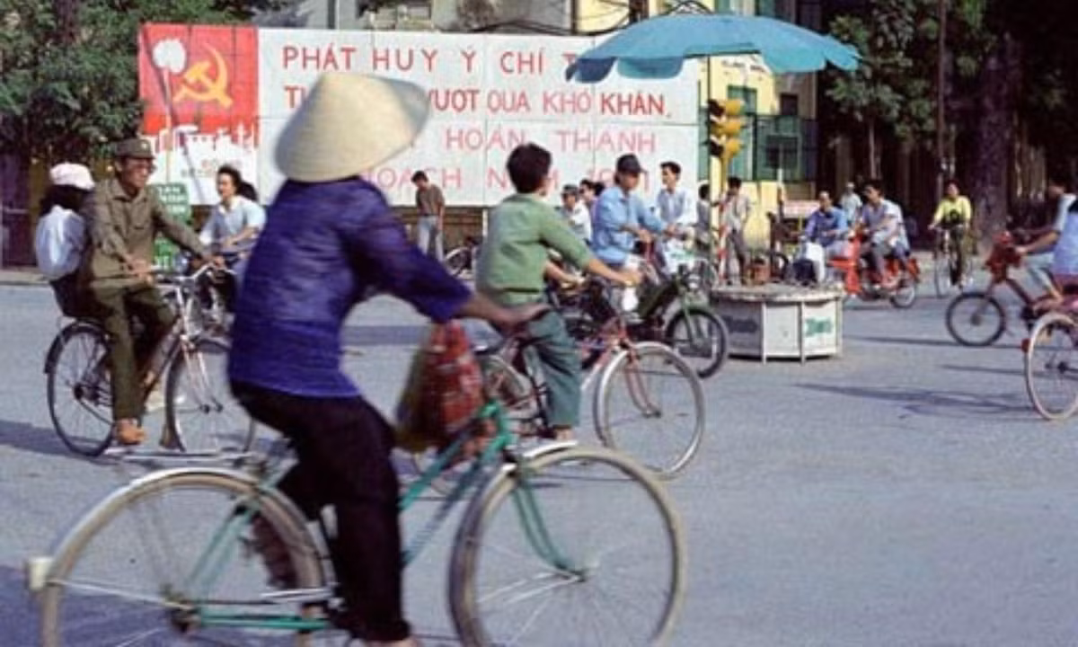 Hình ảnh đường phố Hà Nội những năm 80. Xe đạp là phương tiện đi lại chủ yếu, xe máy lúc đó là phương tiện vô cùng xa xỉ. (Nguồn: Tiền Phong)