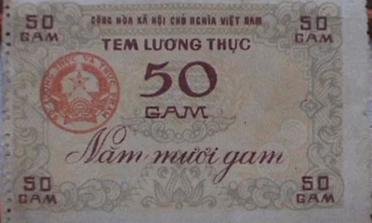 Trong thời bao cấp, việc thông thương, buôn bán bị hạn chế, các gia đình chủ yếu trông chờ vào phần tem phiếu được phát để duy trì nguồn cung cấp lương thực, thực phẩm cho gia đình. (Nguồn: Dân Việt)
