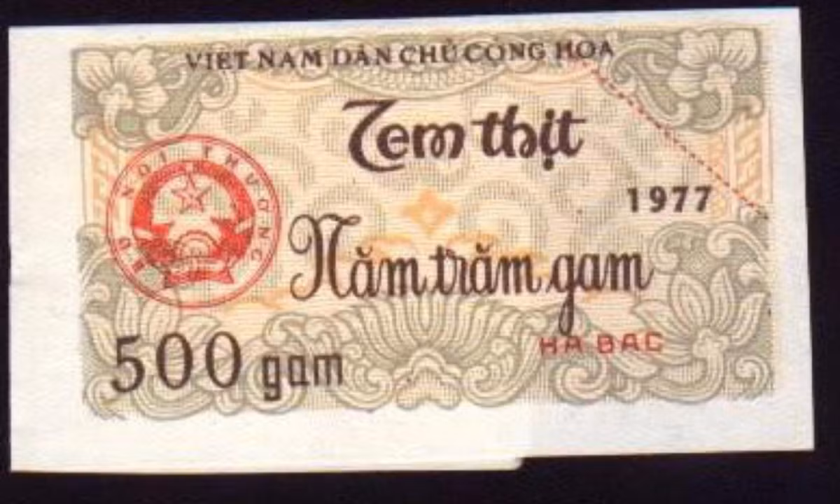 Tùy theo từng đối tượng mà Nhà Nước phân phối cho sử dụng số lượng thực phẩm, hàng hóa khác nhau. Đây là tem mua thịt 500 g năm 1977. (Nguồn: thoixua.vn)