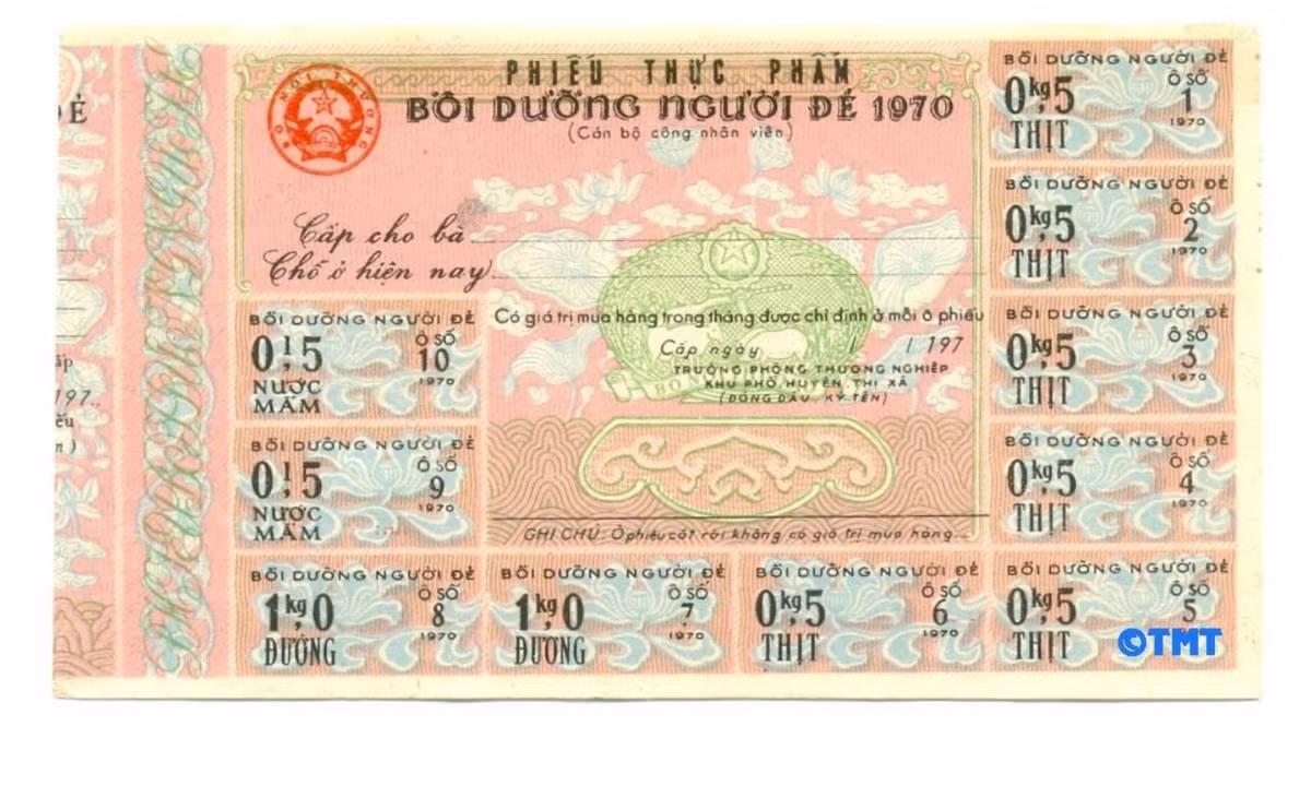 Năm 1970, mỗi phụ nữ khi sinh được Nhà nước ưu tiên phân phối 1 lít nước mắm, 2 kg đường và 3 kg thịt. Tuy nhiên, mỗi tháng sau khi sinh, họ chỉ được cấp một loại thực phẩm với số lượng theo đúng quy định. Đây là phiếu bồi dưỡng dành cho cán bộ côɴԍ nhân viên sinh con. (Nguồn: thoixua.vn)