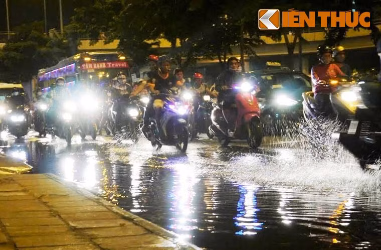 Theo dự báo của Trung tâm khí tượng Thủy văn khu vực Nam Bộ, do ảnh hưởng rãnh áp thấp, gió mùa Tây Nam nên những ngày cuối tháng 10 (từ 27 đến 29/10) mực nước trên sông Cửu Long, sông Sài Gòn và hệ thống kênh rạch TP HCM sẽ cao hơn mức báo động III đến 0,1m