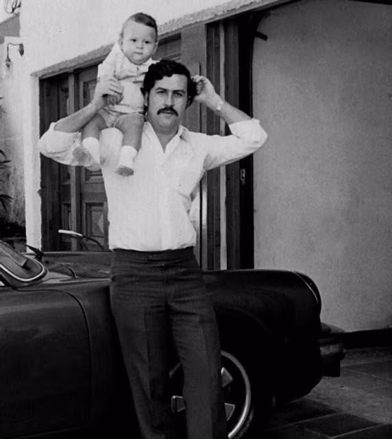 Escobar trong tấm hình chụp với người con trai.