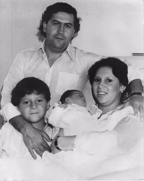 Trong cuốn tự truyện, người con trai tên Juan của ông trùm Escobar kể rằng, Escobar thường điều hẳn trực thăng để mang đồ ăn nhanh về cho các con.