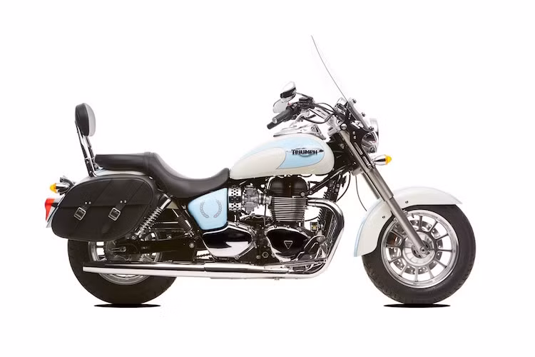 Trong đó, America LT là một chiếc cruiser touring với kính chắn gió cao hơn cùng với túi da ở phía sau. Cả 2 phiên bản Triumph America sắp tới sẽ có những phiên bản đặc biệt mới, với số lượng sản xuất chỉ 25 chiếc mỗi bản.
