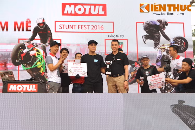 Năm nay, chiếc cúp vàng của nhà vô địch Motul Stunt Fest đã được trao cho stunter Nguyễn Tuấn Anh, điều khiển xe KTM Duke và chơi trong CLB Hanoi Stunt Rider.