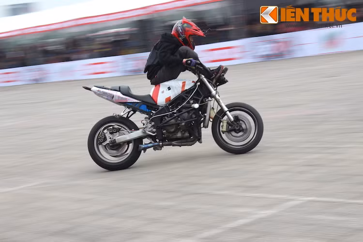 Ngoài ra, với kinh nghiệm nhiều năm tập luyện bộ môn Stunt, ViettuanGC cũng có thể thực hiện được các kỹ thuật acrobatics rất khó.