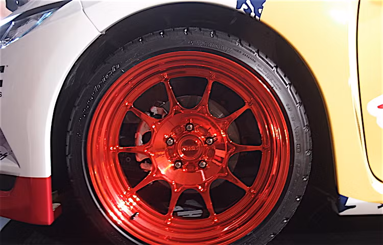 4 hốc bánh của Civic Coupe GRE cũng được nới rộng để có thể vừa với bộ mâm KMC bản lớn kèm lốp BF Goodrich đặc biệt. Hệ thống treo trên xe cũng là loại "siêu chịu lực", có thể "sống sót" qua nhiều cú nhảy 21 m từ những gò đất được bố trí trên đường đua.