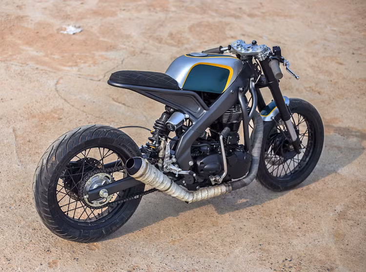 Pawar đã chế tạo chiếc xe để tham dự cuộc thi độ Bike Build Off 2016 được tổ chức tại Ấn Độ. Ban đầu, anh đã may mắn có được một bộ khung R15, tuy nhiên việc kiếm một động cơ Royal Enfield lại quá khó khăn, trong khi thời gian để Pawar dựng nên chiếc xe chỉ tối đa là 5 tháng.
