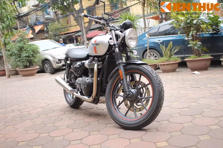 Tại triển lãm EICMA 2015, Triumph đã không chỉ tung ra 1, mà tới 3 mẫu xe mới. Bên cạnh Bonneville T100 và Thruxton thế hệ mới, Triumph Street Twin 2016 là một dòng xe hoàn toàn mới của hãng môtô Anh Quốc.