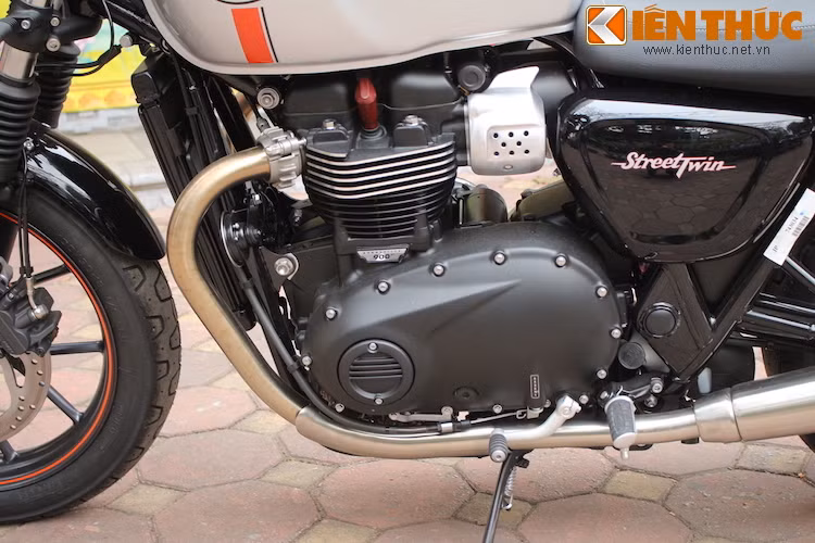 Dù mang kiểu dáng tương tự như Bonneville đời trước nhưng trên thực tế Street Twin sử dụng khung mới và động cơ được cải tiến nhiều. Theo Triumph, động cơ này đem tới mô-men xoắn cực đại lớn hơn 18% so với chiếc Bonneville cũ, và tiết kiệm nhiên liệu hơn 36%.