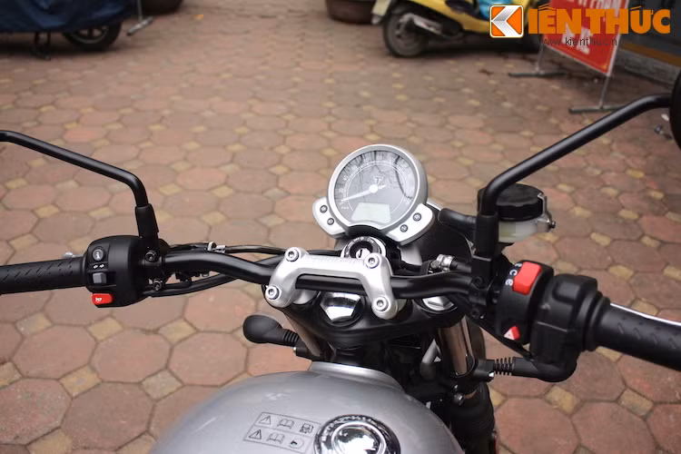 Với ghi-đông cao, Street Twin đem tới tư thế điều khiển rất thoải mái, tương tự những chiếc Triumph Bonneville đã nổi tiếng trong nhiều năm qua.