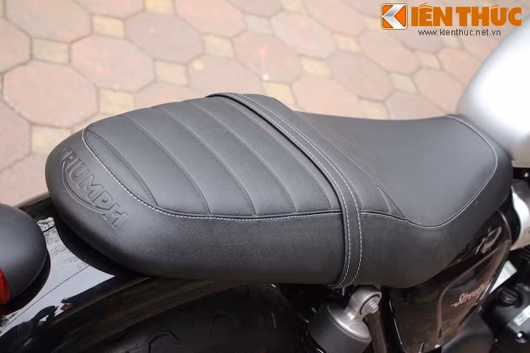 Yên của Street Twin có thiết kế khá giống đối thủ Scrambler với phần yên cho người ngồi sau cao hơn hẳn, sử dụng vân sọc ngang "bánh mì". Cùng với tay lái cao, yên xe thiết kế hợp lý khiến tư thế ngồi của Street Twin rất thoải mái.