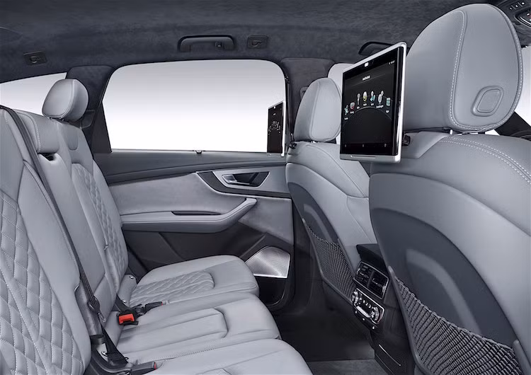 Xe cũng sở hữu hệ thống thông tin giải trí MMI thế hệ mới nhất với kết nối bluetooth, internet, Apple Carplay, Android Auto... Hàng ghế sau còn được trang bị những tablet giải trí.