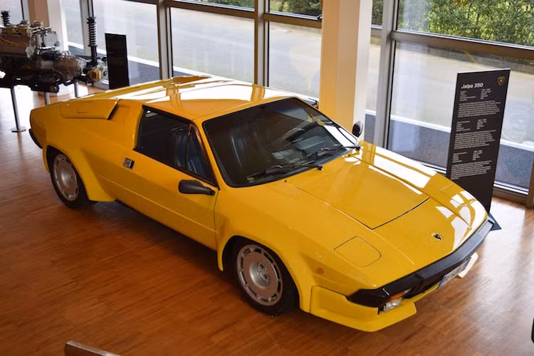 Cũng trong giai đoạn thập niên 80, Lamborghini đã "thử sức" mình ở nhiều phân khúc khác nhau dù đang tương đối gặp khó khăn. Đây là Jalpa - mẫu siêu xe "giá rẻ" đầu tiên của Lamborghini và là "ông tổ" của Gallardo hay Huracan ngày nay.