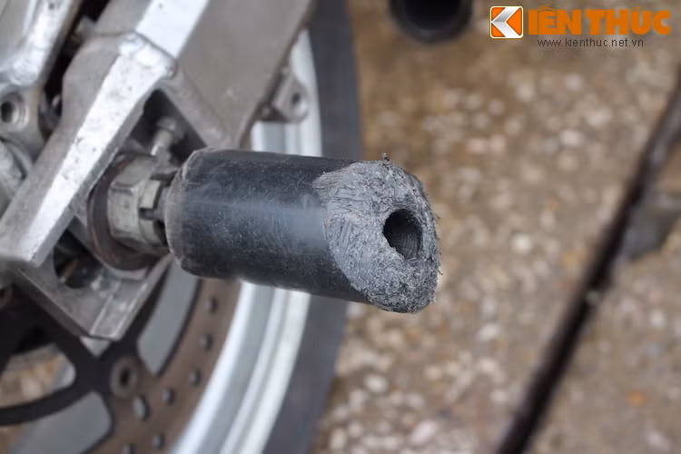 Trên trục sau cũng có gù để các stunter đứng khi biểu diễn. Sau nhiều cú trượt ngã, những gù này thường bị "mòn vẹt" đi nhiều so với độ dài khi còn mới.