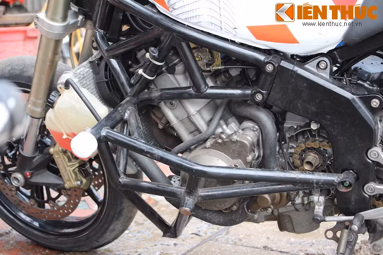 Bộ khung nhôm nguyên bản của các dòng sportbike thường bị cắt ở đoạn giữa và thay bằng khung Trellis, không chỉ nhằm giúp cho chiếc xe linh hoạt hơn mà còn tạo điểm gắn khung chống đổ chuyên dụng.